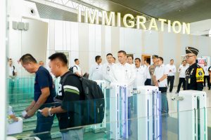 Pj. Gubernur Jatim Bersama Menteri Imigrasi dan Permasyarakatan Tinjau Uji Coba Autogate di T2 Bandara Internasional Juanda