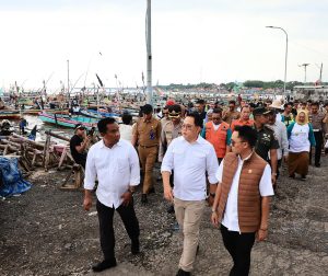 Tinjau Daerah Terdampak Angin Puting Beliung di Pesisir Pasuruan, Pj. Gubernur Jatim Instruksikan Perbaikan Bangunan dan Salurkan Bantuan