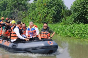 Susur Sungai Kedungpeluk, Pj. Gubernur Adhy Pimpin Pembersihan Eceng Gondok dan Sampah Penyebab Banjir di Candi Sidoarjo