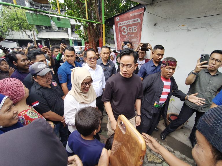 Dampingi Wapres Gibran Berbagi Buku dan Susu di Kapasan, Pj. Gubernur Adhy Pastikan Asta Cita di Jatim Berjalan Lancar