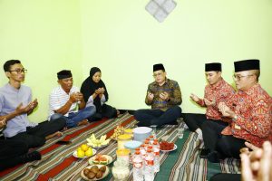 Takziah ke Rumah Duka Empat Siswa SMPN 7 Kota Mojokerto, Pj. Gubernur Adhy Sampaikan Duka Cita dan Santunan
