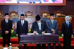 Di Sidang Paripurna DPRD Jatim, Pj. Gubernur Adhy Beberkan Strategi Tarik PAD dari JGU dan Jamkrida Usai Berubah Jadi Perseroda