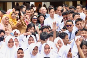 Wamendagri Ribka Haluk Dampingi Wapres Gibran Tinjau Program Makan Bergizi Gratis di Surabaya