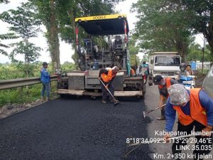 Jalan Rusak di Jember Dikeluhkan Warga, Gubernur Khofifah Instruksikan Dinas PU Bina Marga Jatim Kebut Perbaikan dalam Tiga Bulan
