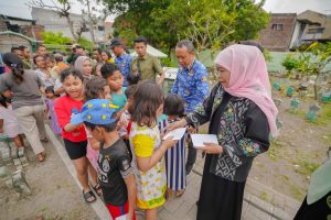 Jelang Pelantikan, Khofifah Ziarah ke Makam Suami dan Orang Tua Serta Berbagi Ratusan Paket Sembako Bagi Warga Tak Mampu