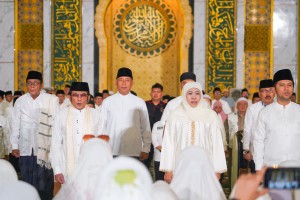 Bersama Ribuan Masyarakat Peringati Nuzulul Qur’an di MAS, Gubernur Khofifah Ajak Renungi Makna Turunnya Al-Qur’an sebagai Pembeda Antara Haq dan Batil