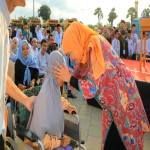 Gubernur Khofifah Bersama Bupati Tuban Halindra  Kompak Bagikan Santunan 2.000 Anak Yatim