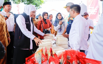 Pemprov Jatim Gelar  Pasar Pangan Murah di Situbondo, Gubernur Khofifah  Pastikan Sembako Terakses Masyarakat dengan Harga Terjangkau