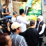 Gubernur Khofifah Bersama Ratusan Warga Bulak Banteng Surabaya Meriahkan Pasar Pangan Murah