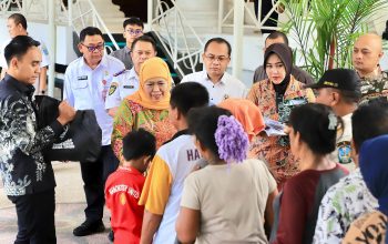 Berbagi Kebahagiaan Jelang Lebaran, Gubernur Khofifah Bagikan 200 Paket Sembako untuk Masyarakat Kurang Mampu di Sekitar Grahadi