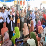Pastikan Ketersediaan Stok Sembako Jelang Lebaran, Gubernur Khofifah Tinjau Pasar Pangan Murah di Sidoarjo