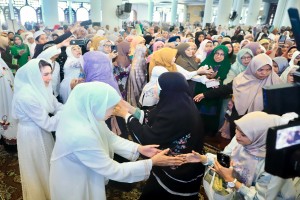 Gubernur Khofifah Bersama  Keluarga Shalat Ied di Masjid Nasional Al Akbar Surabaya dan Melanjutkan Ziyarah Makam Orang Tua dan Suami
