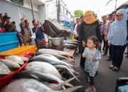 Kunjungi Pasar Bandeng Gresik Bersama Cucu , Gubernur Khofifah Kenalkan Tradisi Sejak Dini