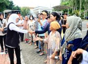 Sambut Idul Fitri 1446 H, Gubernur Khofifah Berbagi 1.500 Paket Sembako dan Zakat Mal pada Warga Sekitar Kantor Gubernur Jawa Timur