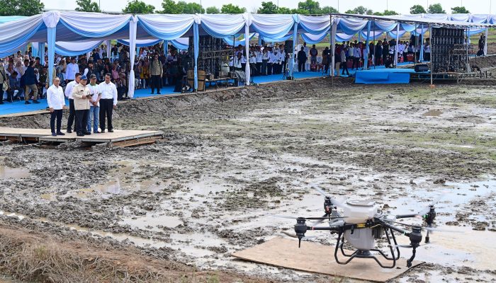 Presiden Prabowo Tebar Benih Padi Dengan Teknologi Drone Pertanian