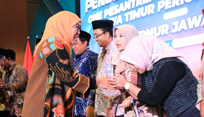 Kukuhkan Tim Penguatan dan Pengembangan Eko-Tren OPOP Jatim, Gubernur Khofifah Optimistis Bakal Jadikan Pesantren Lebih Tangguh Ekonominya