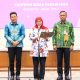 Gubernur Khofifah Terima Penghargaan Menteri Dikdasmen Atas Kinerja Tinggi UKBI 2021-2024