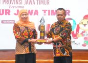Konsisten Ciptakan Ekosistem Perekonomian Berkelanjutan Antar Daerah, Gubernur Khofifah Dinobatkan Sebagai Tokoh Ekonomi Regional dalam PWI Jatim Award 2025