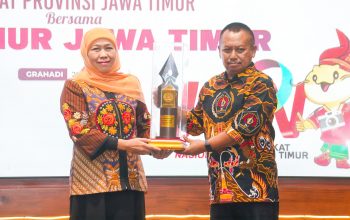 Konsisten Ciptakan Ekosistem Perekonomian Berkelanjutan Antar Daerah, Gubernur Khofifah Dinobatkan Sebagai Tokoh Ekonomi Regional dalam PWI Jatim Award 2025