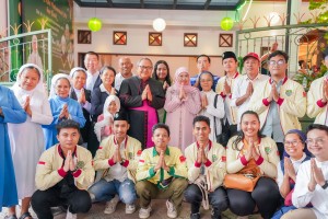 Open House Lebaran Hari Kedua di Kediaman Gubernur Khofifah, Hadir  Uskup Surabaya RD Agustinus Tri Budi Utomo dan Para Suster