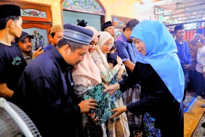 Gubernur Khofifah Takziah dan Berikan Santunan Duka Cita Keluarga Korban Tanah Longsor Jalur Pacet-Cangar Jawa Timur