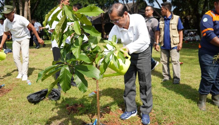 Jelang Waisak, Ratusan Umat Buddha Meditasi dan Tanam Pohon Bodhi di TMII