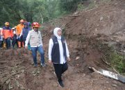 Tinjau Lokasi Longsor Cangar-Pacet, Gubernur Khofifah Fokuskan Pembersihan, Normalisasi Sungai dan Pemasangan Bronjong Setinggi 70 Meter