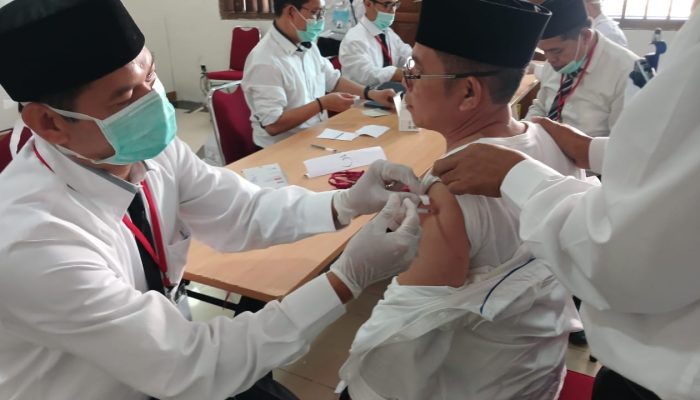 Cegah Meningitis Jelang Ibadah Haji, Kemenkes Fasilitasi Vaksinasi bagi Petugas PPIH Tahun 1446H/2025M