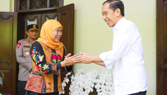 Silaturahim ke Kediaman Jokowi, Gubernur Khofifah Bersama Pangdam dan Kapolda Diskusikan Dampak Ekonomi Global Perang Tarif Import Terhadap Jatim