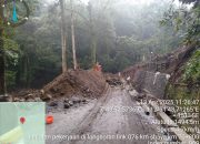 Gubernur Khofifah Pastikan Perbaikan Akses Pasca Longsor Jalur Pacet-Cangar Segera Tuntas