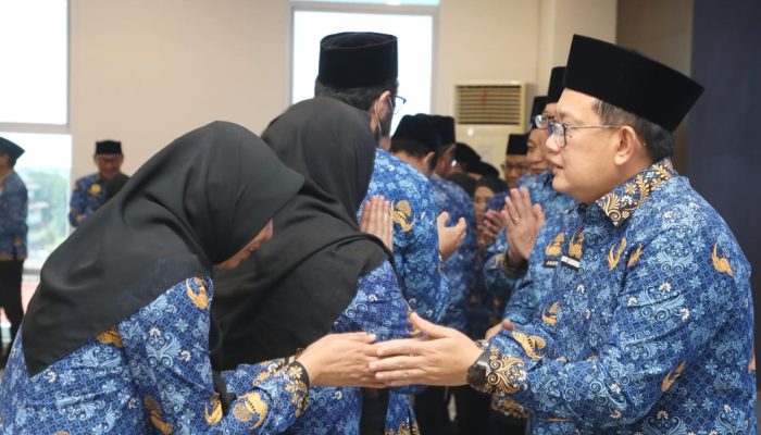 Lepas 100 CJH Anggota Korpri Jatim, Sekdaprov Adhy Pesan Jaga Diri dan Kesehatan