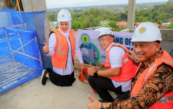 Topping Off Gedung Gus Dur RSU Muslimat NU Ponorogo, Gubernur Khofifah Optimis Tingkatkan Kualitas Kesehatan Ibu dan Anak