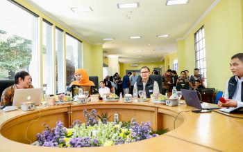 Tinjau Posko SPMB Jatim 2025, Gubernur Khofifah Pastikan Berjalan Optimal Lewat Senopati AI