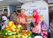 Peringati HLUN 2025, Gubernur Khofifah Sapa Lansia dan Potong Tumpeng di Panti Werda Surabaya
