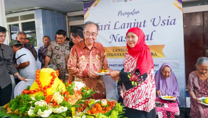 Peringati HLUN 2025, Gubernur Khofifah Sapa Lansia dan Potong Tumpeng di Panti Werda Surabaya
