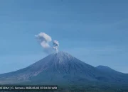 Gunung Semeru Meletus Tiga Kali pada Sabtu Pagi, Kolom Letusan Mencapai 900 Meter