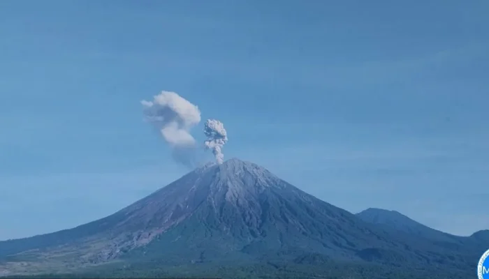 Gunung Semeru Meletus Tiga Kali pada Sabtu Pagi, Kolom Letusan Mencapai 900 Meter