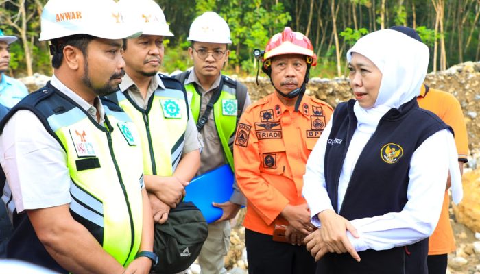 Gubernur Khofifah Susuri Medan Curam Dampak Longsor Trenggalek, Sampaikan Terimakasih Kepada Kapolda Jatim Turunkan Anjing Pelacak  Pencarian Korban Tertimbun