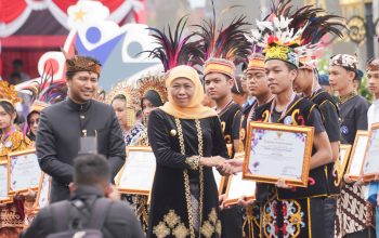 Pimpin Upacara Hardiknas 2025, Gubernur Khofifah Sampaikan Pemprov Jatim Siapkan Paket Kebijakan Pendidikan Rp 126,236 Milyar Serta Tegaskan SPMB Berintegritas dan Objektif
