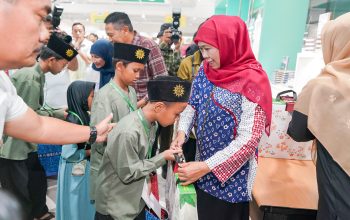 Raih Kemuliaan Bulan Muharram, Gubernur Khofifah Ajak 100 Anak Yatim Piatu dan Difabel di Kota Malang Belanja Kebutuhan Sekolah