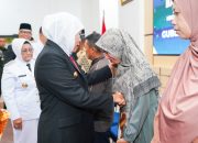 Serahkan Santunan Untuk Korban Laka Kereta Api di Magetan, Gubernur Khofifah Evaluasi Keamanan Perlintasan Sebidang