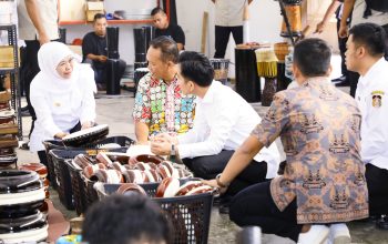 Dukung Produk UMKM Jatim Tembus Pasar Internasional, Wapres Gibran dan Gubernur Khofifah Sambangi Produsen Kendang Jimbe Blitar