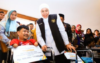 Gubernur Khofifah Salurkan Bantuan Rp10,2 Miliar, Komitmen Tekan Angka Kemiskinan dan Berdayakan Ekonomi  Masyarakat Kabupaten Probolinggo