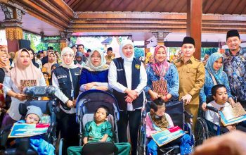 Komitmen Tekan Angka Kemiskinan Esktrem Hingga Nol Persen, Gubernur Khofifah Salurkan Bantuan dan Zakat Produktif Untuk Masyarakat Mojokerto