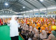 Sapa Ribuan Buruh Pejuang Keluarga di MPS Dander Bojonegoro, Gubernur Khofifah Hadirkan Harapan dan Bantuan untuk Ekonomi Lebih Baik