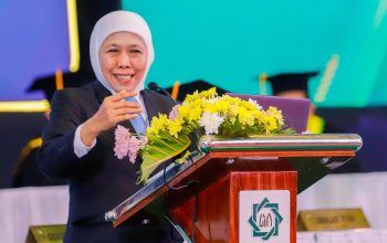 Orasi Ilmiah di Hadapan Ribuan Wisudawan UINSA, Gubernur Khofifah Tegaskan Komitmen Bangun Pendidikan Islam Inklusif,  Kolaboratif dan Berdampak