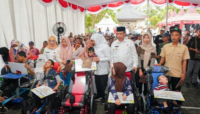 Gubernur Khofifah Salurkan Bantuan Rp 5,935 Miliar di Kabupaten Madiun, Wujud Nyata Komitmen Pemprov Jatim Kuatkan Ketahanan Sosial dan Ekonomi Masyarakat