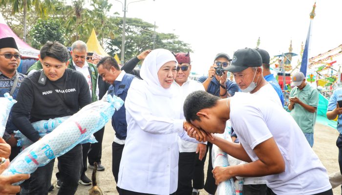 Sapa Nelayan dan Kelompok Perikanan di  Muncar Banyuwangi, Gubernur Khofifah Serahkan Bantuan Senilai Rp 276 Juta