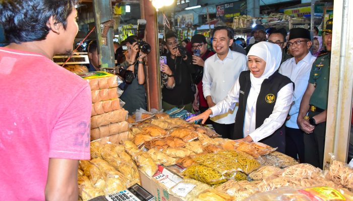 Tinjau Pasar Tanjung Jember, Gubernur Khofifah Pastikan Harga Stabil dan Distribusi Bahan Pokok Lancar