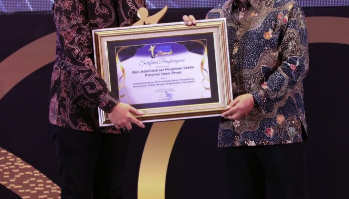 Berhasil Kelola Komunikasi Publik Pentahelix, Biro Adpim Jatim Raih Penghargaan Radar Surabaya Awards 2025 Kategori Instansi Terbaik